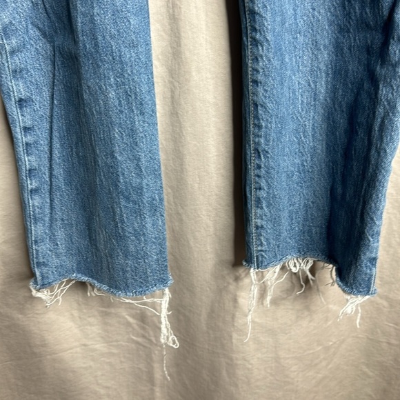 GAP Mid Rise Slim Boyfriend Jeans in Washwell Medium Brinkley - Picture 4 of 7